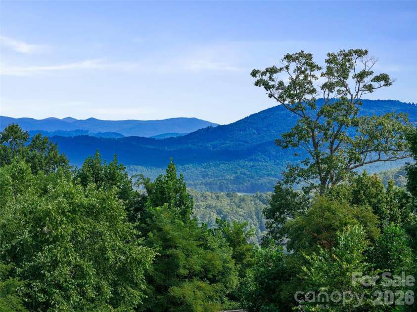 225 Coachman Drive, Hendersonville, NC 28791.  MLS# CAR4384111, YatesRealty ID 25118. 