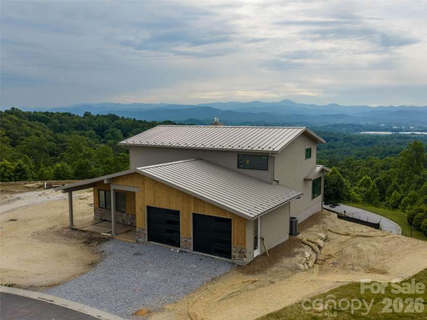 225 Coachman Drive, Hendersonville, NC 28791.  MLS# CAR4384111, YatesRealty ID 25118. 