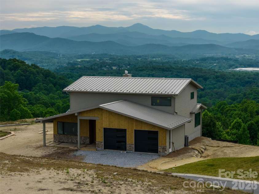 225 Coachman Drive, Hendersonville, NC 28791.  MLS# CAR4384111, YatesRealty ID 25118. 