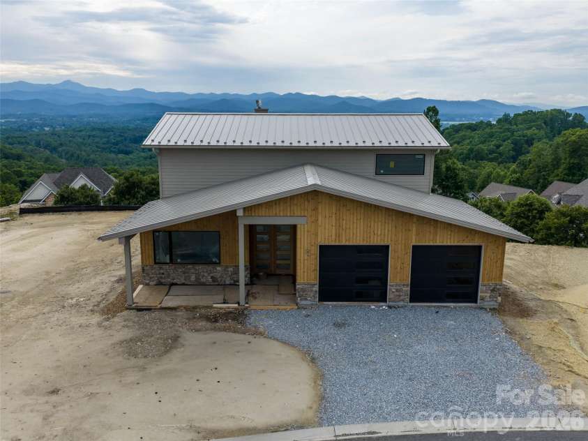 225 Coachman Drive, Hendersonville, NC 28791.  MLS# CAR4384111, YatesRealty ID 25118. 