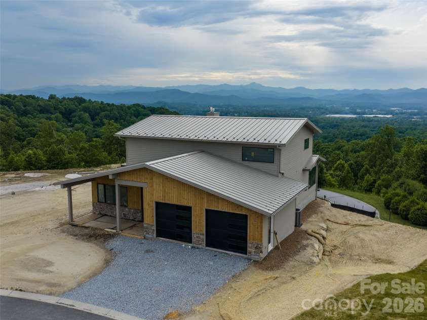 225 Coachman Drive, Hendersonville, NC 28791.  MLS# CAR4384111, YatesRealty ID 25118. 