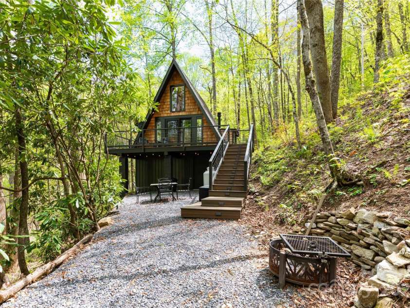 59 Lost Cove, Waynesville, NC 28785.  MLS# CAR4252422, YatesRealty ID 2512. 