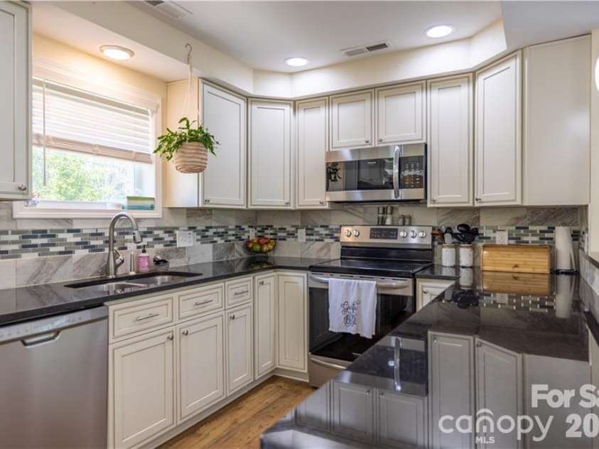 101 Towne Place, Clyde, NC 28721.  MLS# CAR4385048, YatesRealty ID 25120. 