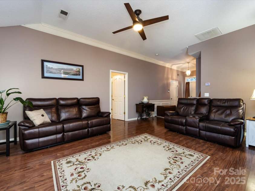 118 Long Creek Parkway, Charlotte, NC 28214.  MLS# CAR4279474, YatesRealty ID 25126. 