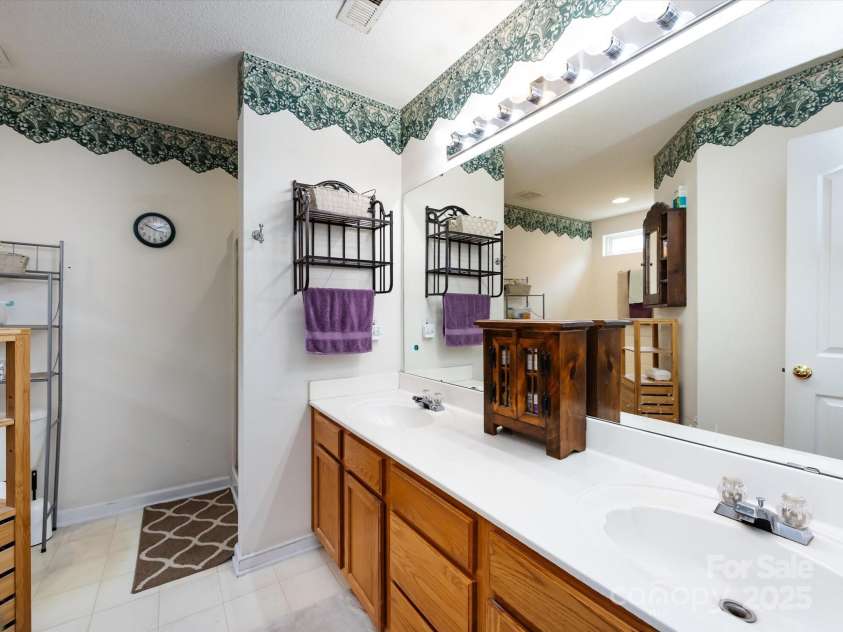 118 Long Creek Parkway, Charlotte, NC 28214.  MLS# CAR4279474, YatesRealty ID 25126. 