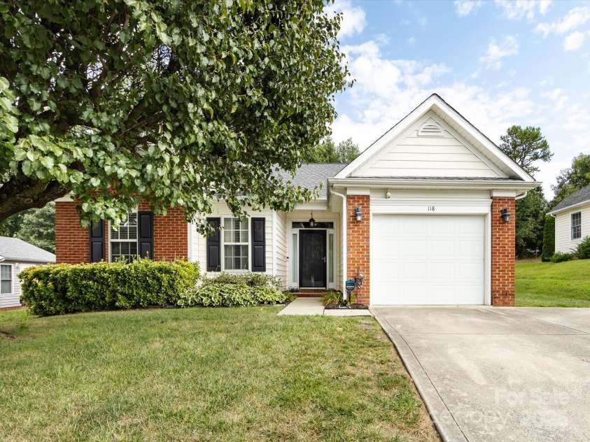 118 Long Creek Parkway, Charlotte, NC 28214.  MLS# CAR4279474, YatesRealty ID 25126. 