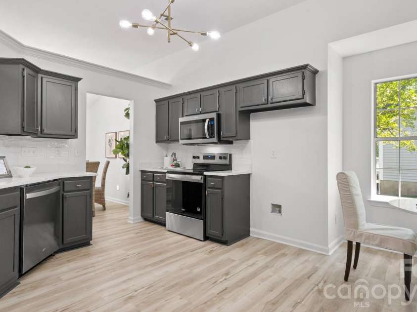 8815 Burnt Umber Drive, Charlotte, NC 28215.  MLS# CAR4384212, YatesRealty ID 25126. Convenient Pass Through Window and Breakfast Bar