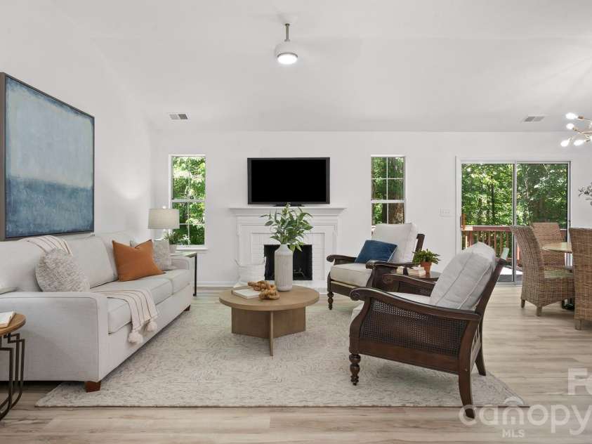 8815 Burnt Umber Drive, Charlotte, NC 28215.  MLS# CAR4384212, YatesRealty ID 25126. Popular Great Room Layout