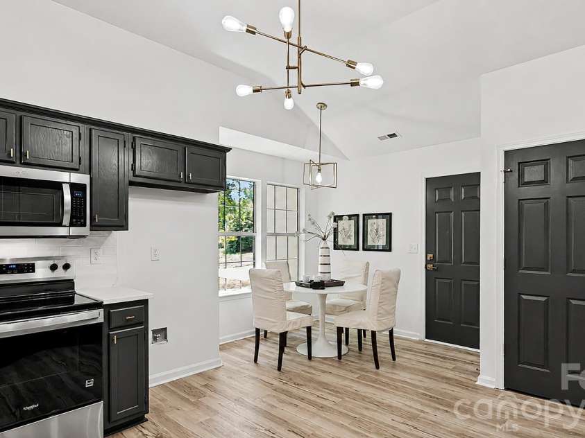 8815 Burnt Umber Drive, Charlotte, NC 28215.  MLS# CAR4384212, YatesRealty ID 25126. Remodeled Eat-in Kitchen