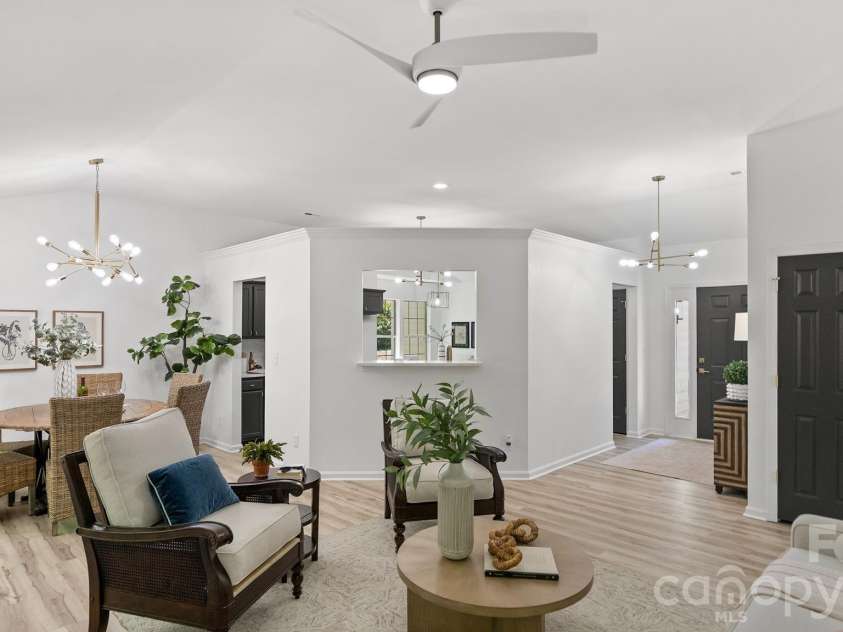 8815 Burnt Umber Drive, Charlotte, NC 28215.  MLS# CAR4384212, YatesRealty ID 25126. Soaring Vaulted Ceilings in Great Room