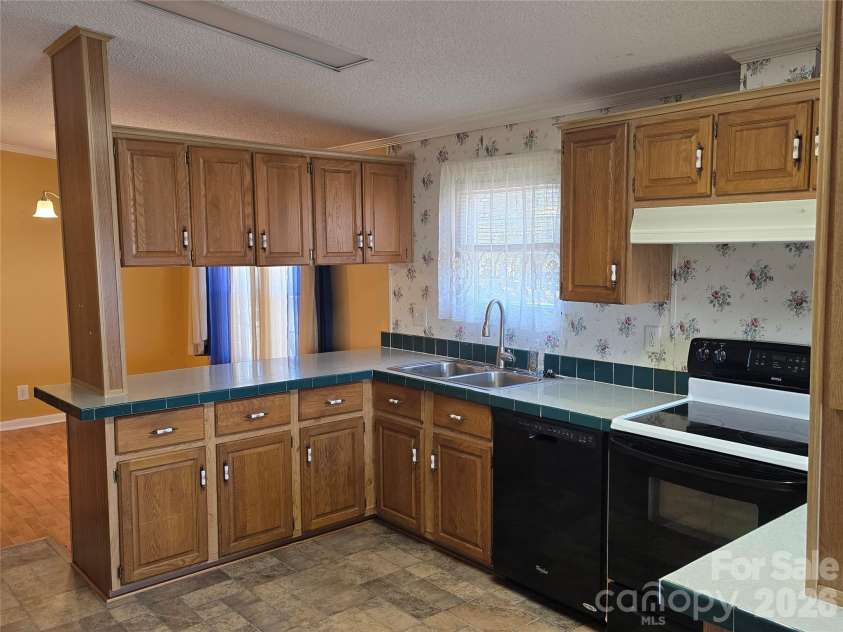 285 Skyuka Road, Statesville, NC 28677.  MLS# CAR4344739, YatesRealty ID 25127. Kitchen