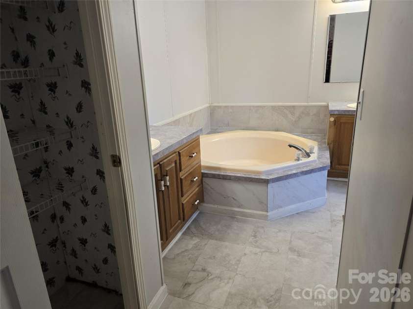 285 Skyuka Road, Statesville, NC 28677.  MLS# CAR4344739, YatesRealty ID 25127. Primary bath entry