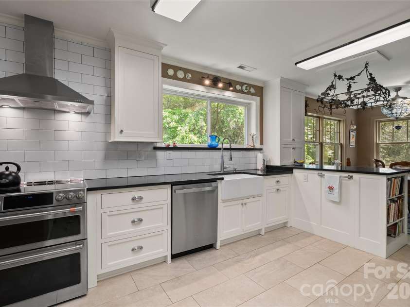 185 Macon Avenue, Asheville, NC 28804.  MLS# CAR4374162, YatesRealty ID 25128. 