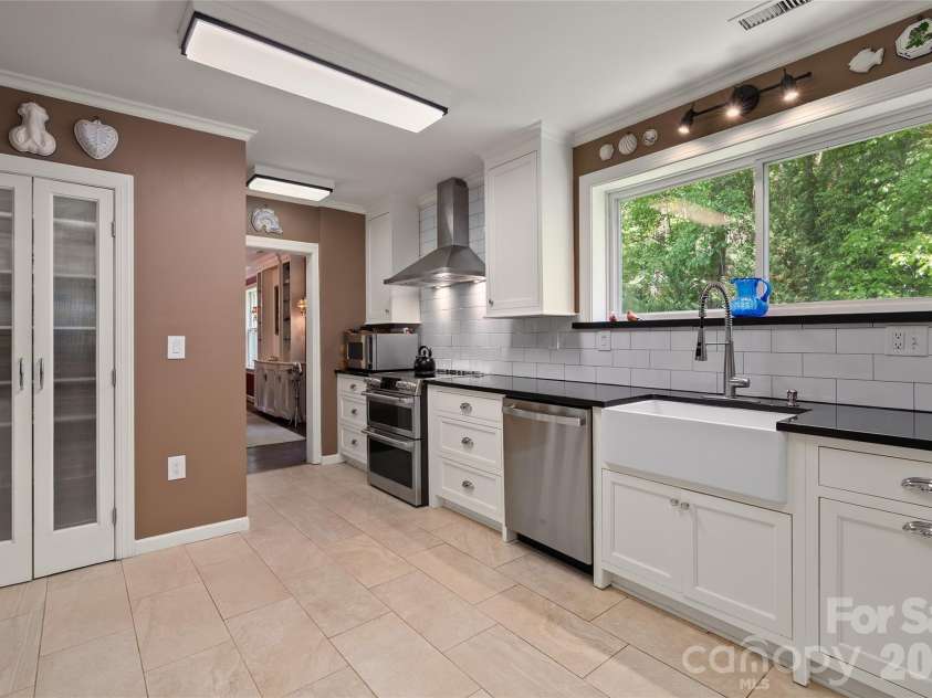 185 Macon Avenue, Asheville, NC 28804.  MLS# CAR4374162, YatesRealty ID 25128. 