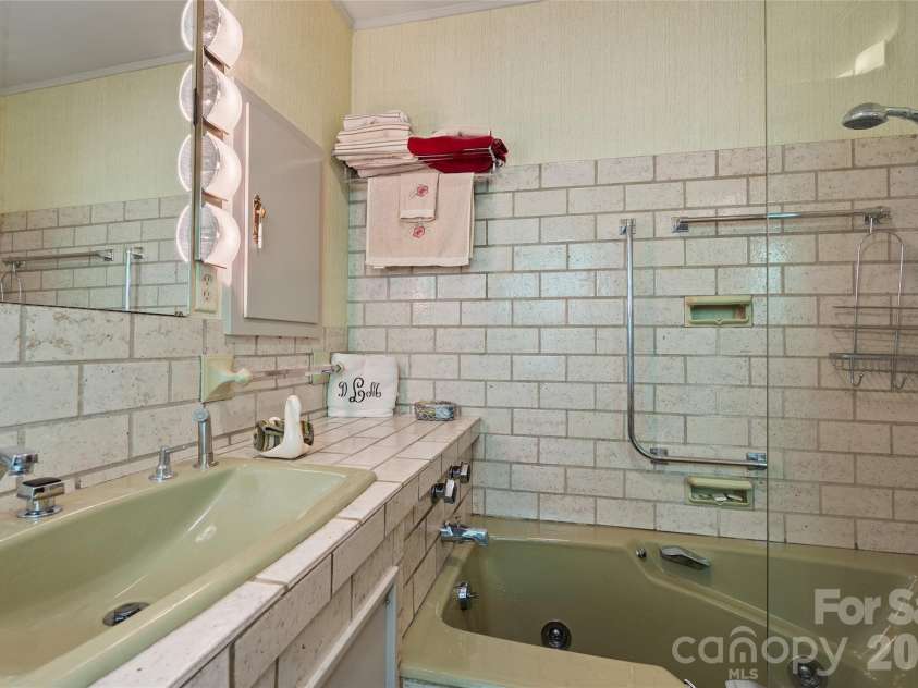 185 Macon Avenue, Asheville, NC 28804.  MLS# CAR4374162, YatesRealty ID 25128. 