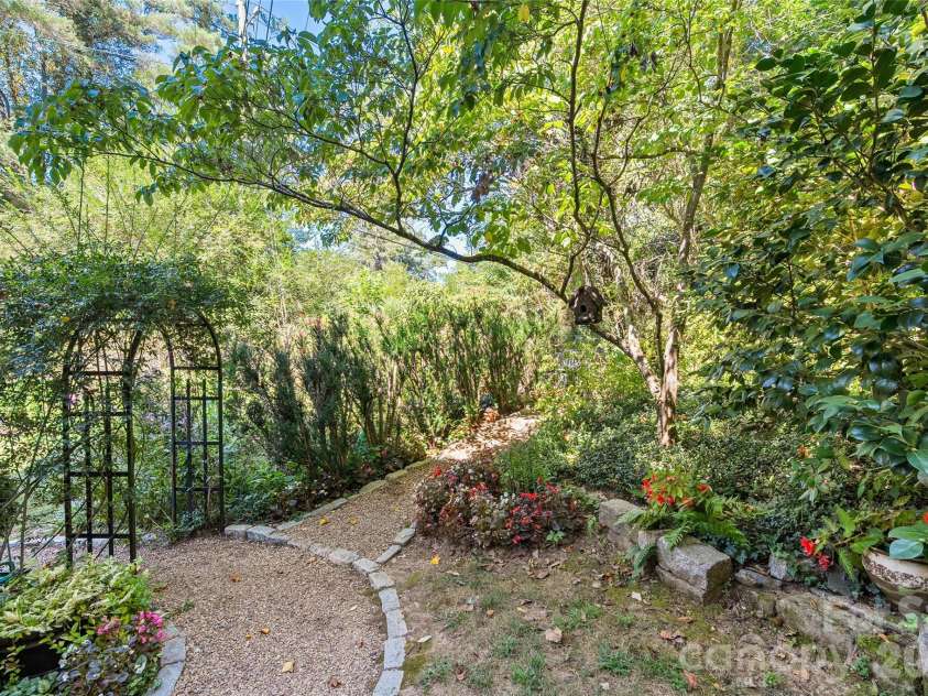 185 Macon Avenue, Asheville, NC 28804.  MLS# CAR4424136, YatesRealty ID 25128. 