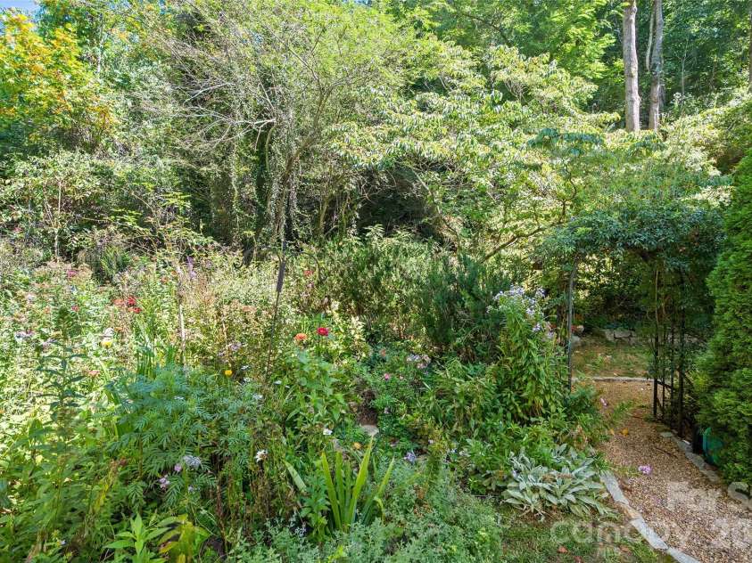 185 Macon Avenue, Asheville, NC 28804.  MLS# CAR4424136, YatesRealty ID 25128. 