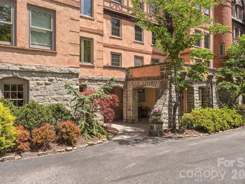 185 Macon Avenue, Asheville, NC 28804.  MLS# CAR4424136, YatesRealty ID 25128. 