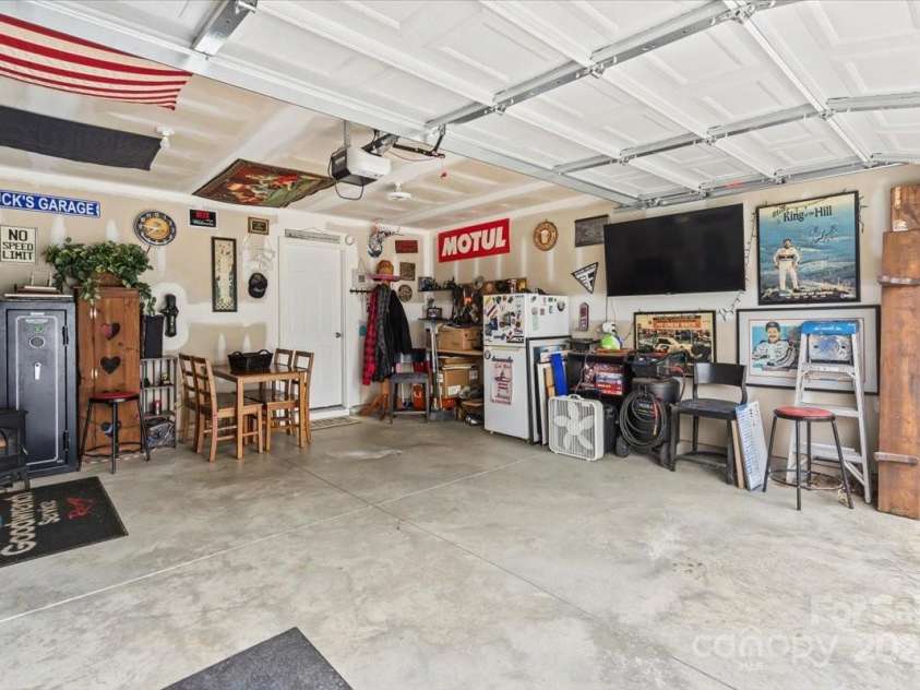 606 Hickory Point Drive, Lexington, NC 27292.  MLS# CAR4270852, YatesRealty ID 25128. 