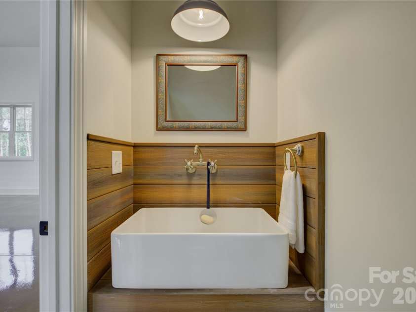 18210 Kalabash Road, Charlotte, NC 28278.  MLS# CAR4376040, YatesRealty ID 25129. 1/2 bath in the garage