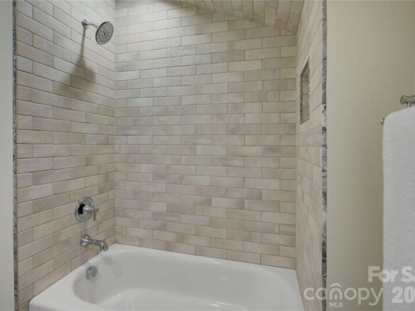 18210 Kalabash Road, Charlotte, NC 28278.  MLS# CAR4376040, YatesRealty ID 25129. Full bathroom for bedroom 1 & 2