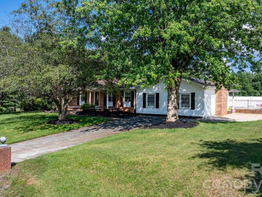 2596 SweetBriar Circle, Lenoir, NC 28645.  MLS# CAR4378176, YatesRealty ID 2513. 