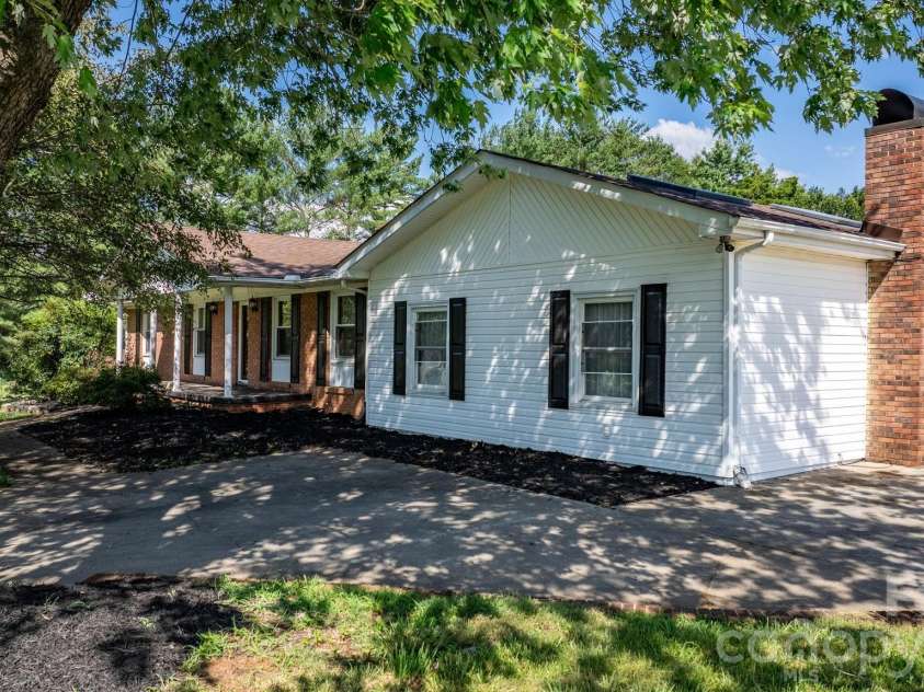 2596 SweetBriar Circle, Lenoir, NC 28645.  MLS# CAR4378176, YatesRealty ID 2513. 