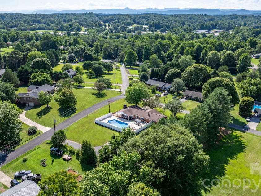 2596 SweetBriar Circle, Lenoir, NC 28645.  MLS# CAR4378176, YatesRealty ID 2513. 
