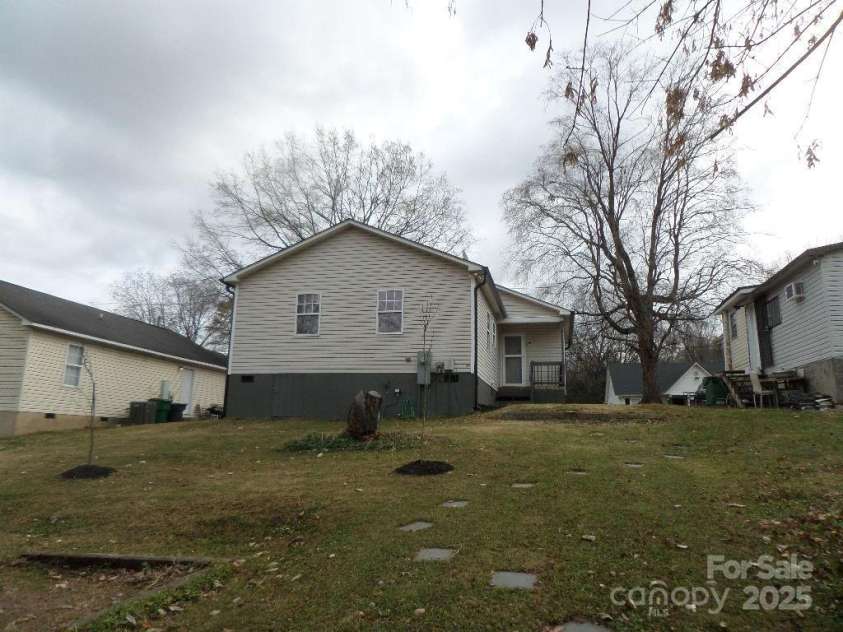 3216 Lasalle Street, Charlotte, NC 28216.  MLS# CAR4325298, YatesRealty ID 2513. 