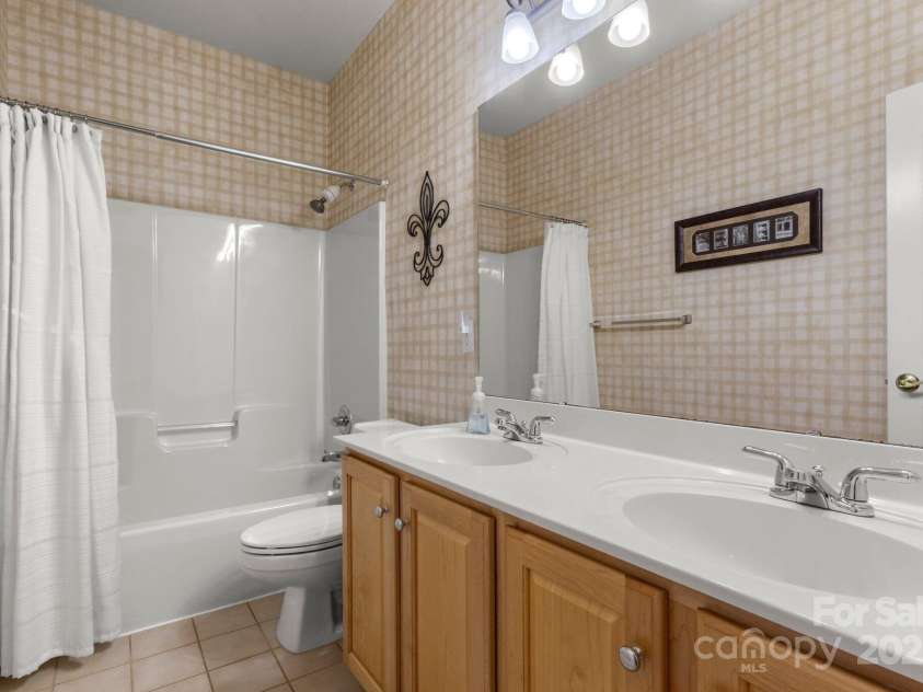 4389 Enchantment Cove Lane, Charlotte, NC 28216.  MLS# CAR4260476, YatesRealty ID 25130. 
