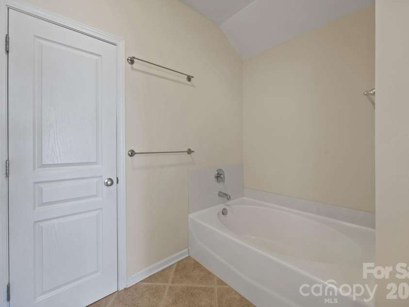 11156 Green Spring Drive, Huntersville, NC 28078.  MLS# CAR4353503, YatesRealty ID 25135. Primary Bathroom