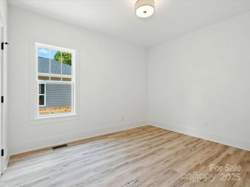 4113 Rutgers Avenue, Charlotte, NC 28206.  MLS# CAR4280205, YatesRealty ID 25135. 