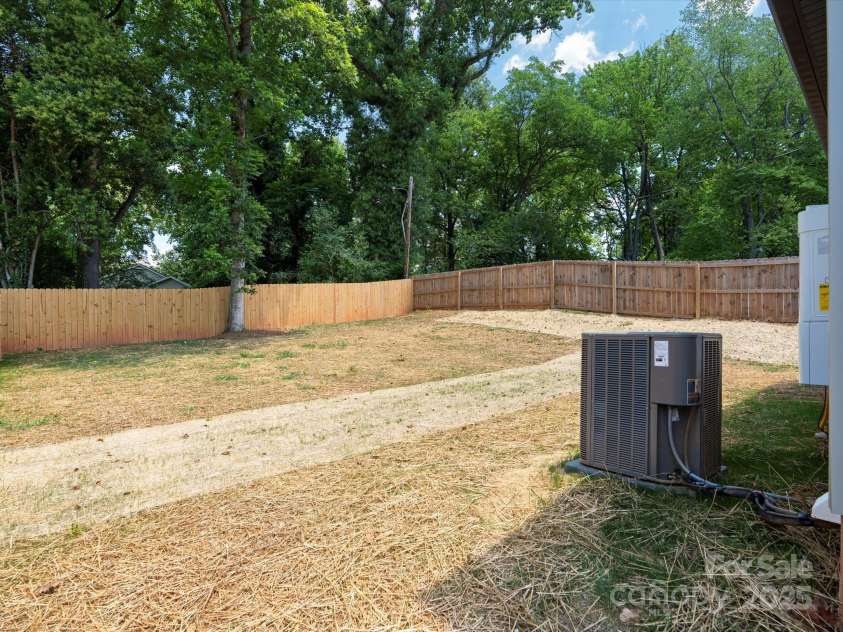 4113 Rutgers Avenue, Charlotte, NC 28206.  MLS# CAR4280205, YatesRealty ID 25135. 