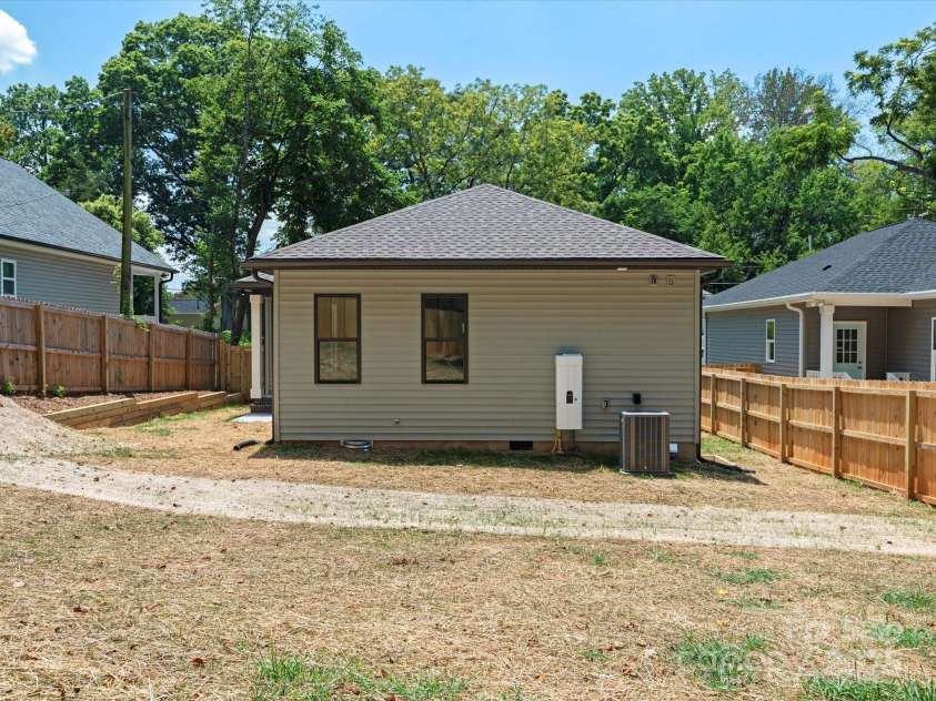 4113 Rutgers Avenue, Charlotte, NC 28206.  MLS# CAR4280205, YatesRealty ID 25135. 