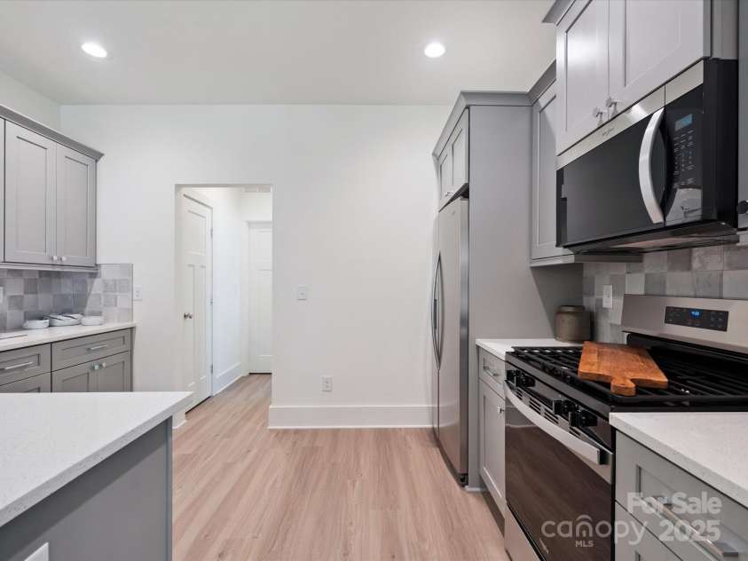 4111 Rutgers Avenue, Charlotte, NC 28206.  MLS# CAR4280280, YatesRealty ID 25136. 
