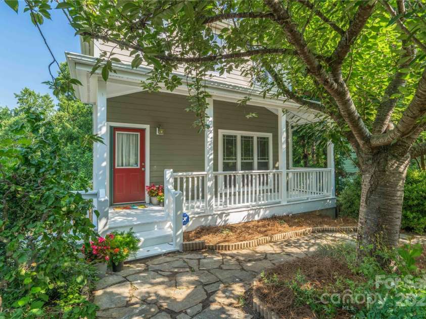 20 Cross Place, Asheville, NC 28801.  MLS# CAR4279844, YatesRealty ID 25137. 