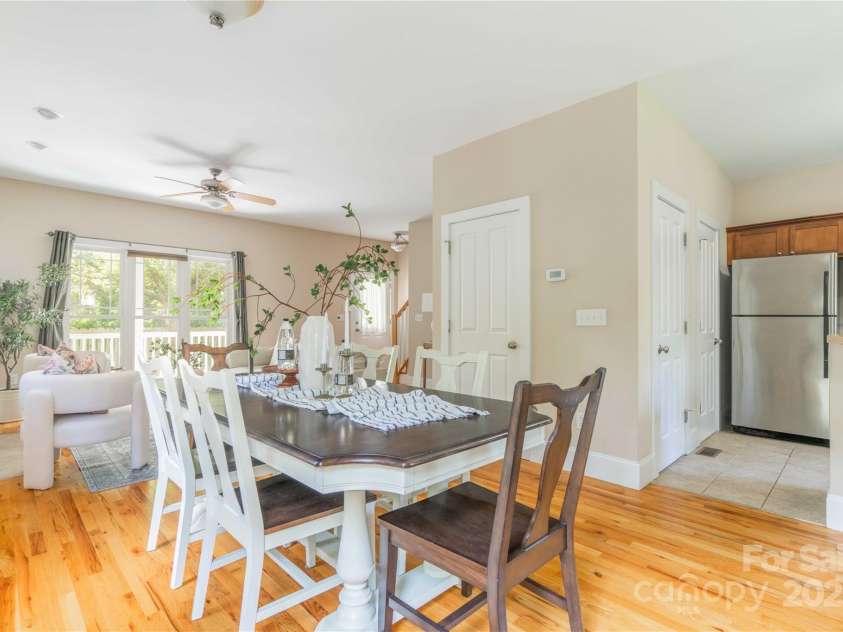 20 Cross Place, Asheville, NC 28801.  MLS# CAR4279844, YatesRealty ID 25137. 