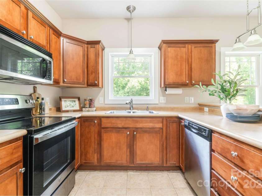 20 Cross Place, Asheville, NC 28801.  MLS# CAR4279844, YatesRealty ID 25137. 