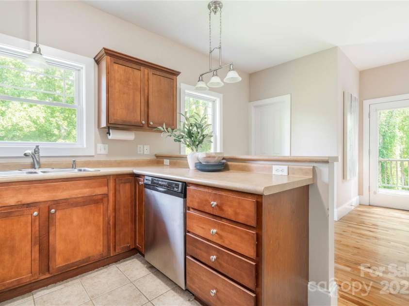 20 Cross Place, Asheville, NC 28801.  MLS# CAR4279844, YatesRealty ID 25137. 