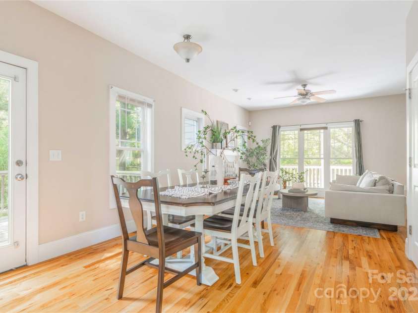 20 Cross Place, Asheville, NC 28801.  MLS# CAR4279844, YatesRealty ID 25137. 