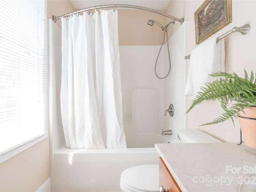 20 Cross Place, Asheville, NC 28801.  MLS# CAR4279844, YatesRealty ID 25137. 