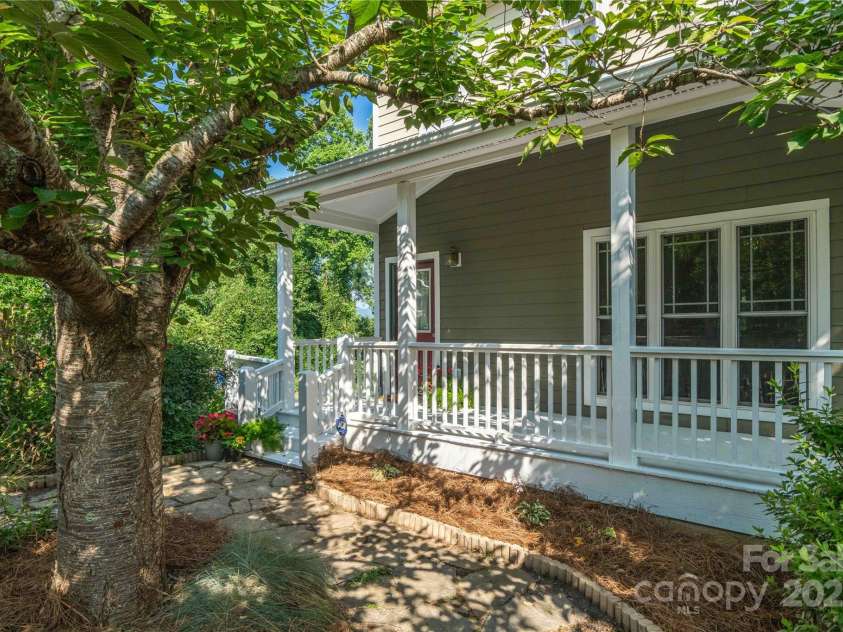 20 Cross Place, Asheville, NC 28801.  MLS# CAR4279844, YatesRealty ID 25137. 