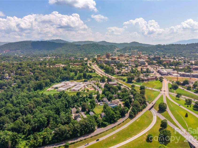 20 Cross Place, Asheville, NC 28801.  MLS# CAR4279844, YatesRealty ID 25137. 