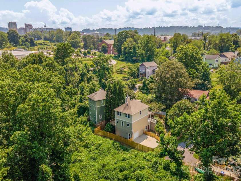 20 Cross Place, Asheville, NC 28801.  MLS# CAR4279844, YatesRealty ID 25137. 