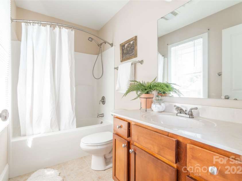 20 Cross Place, Asheville, NC 28801.  MLS# CAR4279844, YatesRealty ID 25137. En suite bath