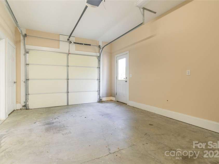 20 Cross Place, Asheville, NC 28801.  MLS# CAR4279844, YatesRealty ID 25137. Garage