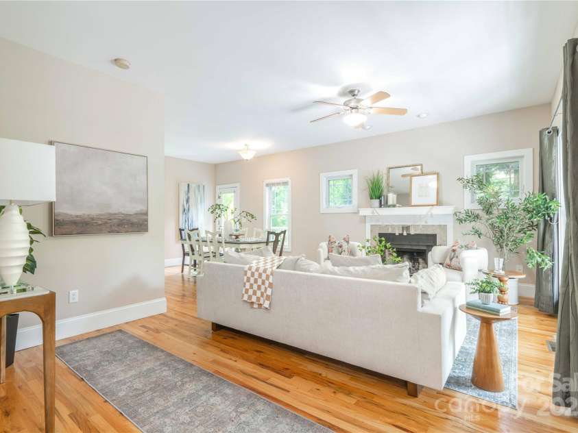 20 Cross Place, Asheville, NC 28801.  MLS# CAR4279844, YatesRealty ID 25137. Open concept floor plan with hardwoods