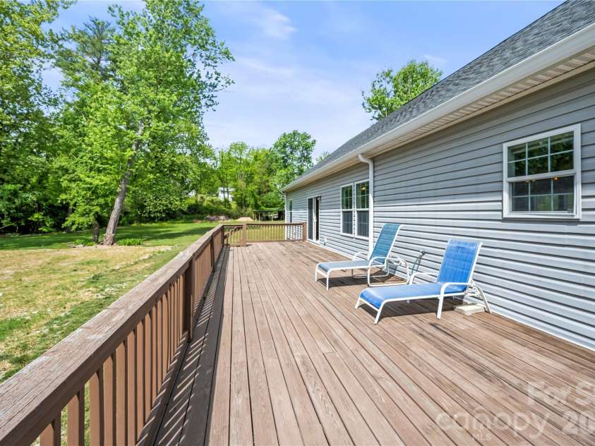 111 Robin Street, Hendersonville, NC 28739.  MLS# CAR4379311, YatesRealty ID 25138. 