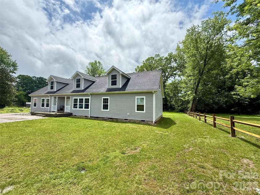 111 Robin Street, Hendersonville, NC 28739.  MLS# CAR4379311, YatesRealty ID 25138. 