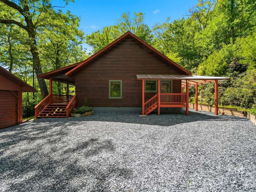 6220 Sunny Drive, Newland, NC 28657.  MLS# CAR4377028, YatesRealty ID 25139. 